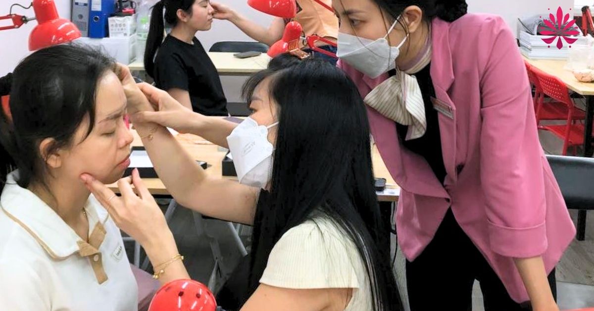 Học tại Hani Academy anh chị em còn nắm chắc kiến thức về dụng cụ phun mày