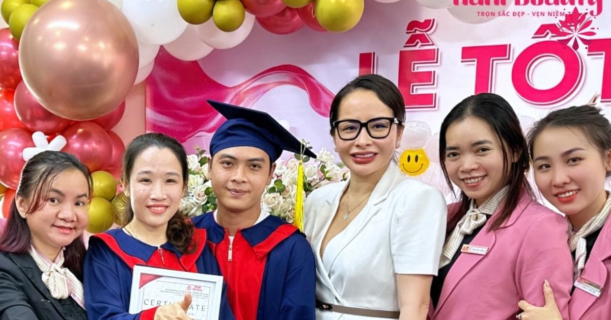 Khoảnh khắc tự hào nhận chứng chỉ tốt nghiệp sau khóa học phun mày Ombre cho người mới