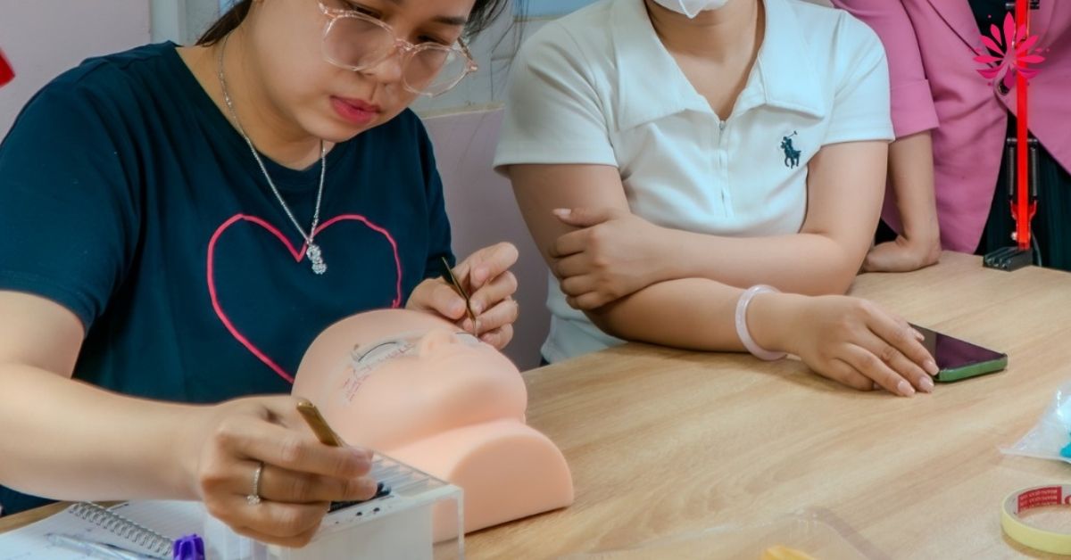 Khóa học nối mi giá rẻ nâng cao quốc tế tại Hani cam kết thực hành 80%