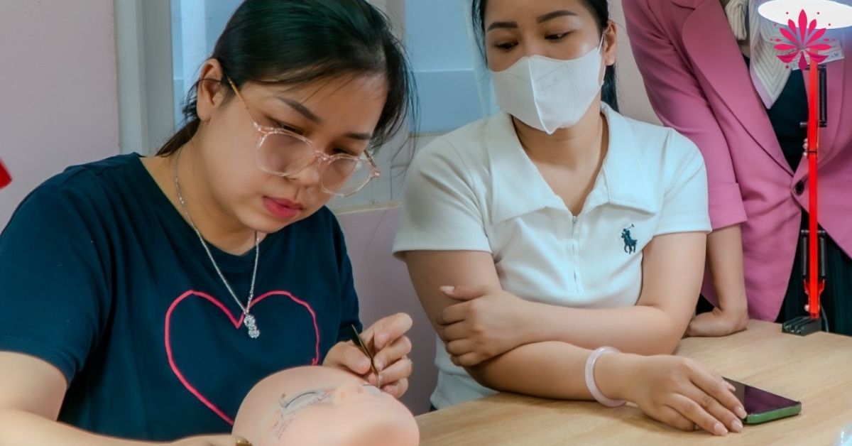 Lớp học nối mi cho người mới chuyên sâu đặc biệt phù hợp với bất kỳ ai muốn nghề ổn định