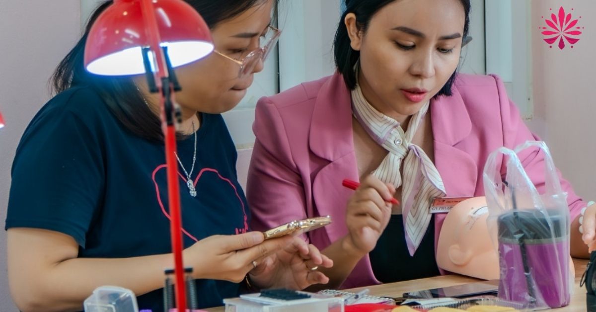 Học nối mi cho người mới chuyên sâu đăng biệt đến ngay Hani Academy