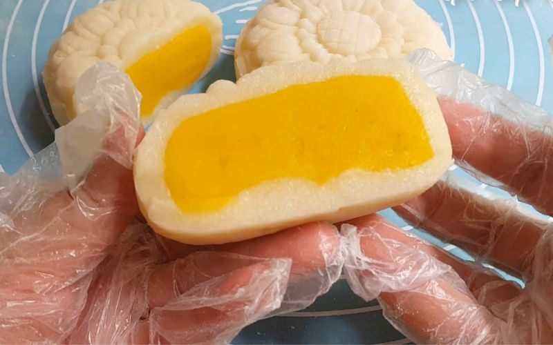 Bánh Trung thu nhân sầu riêng hạt sen