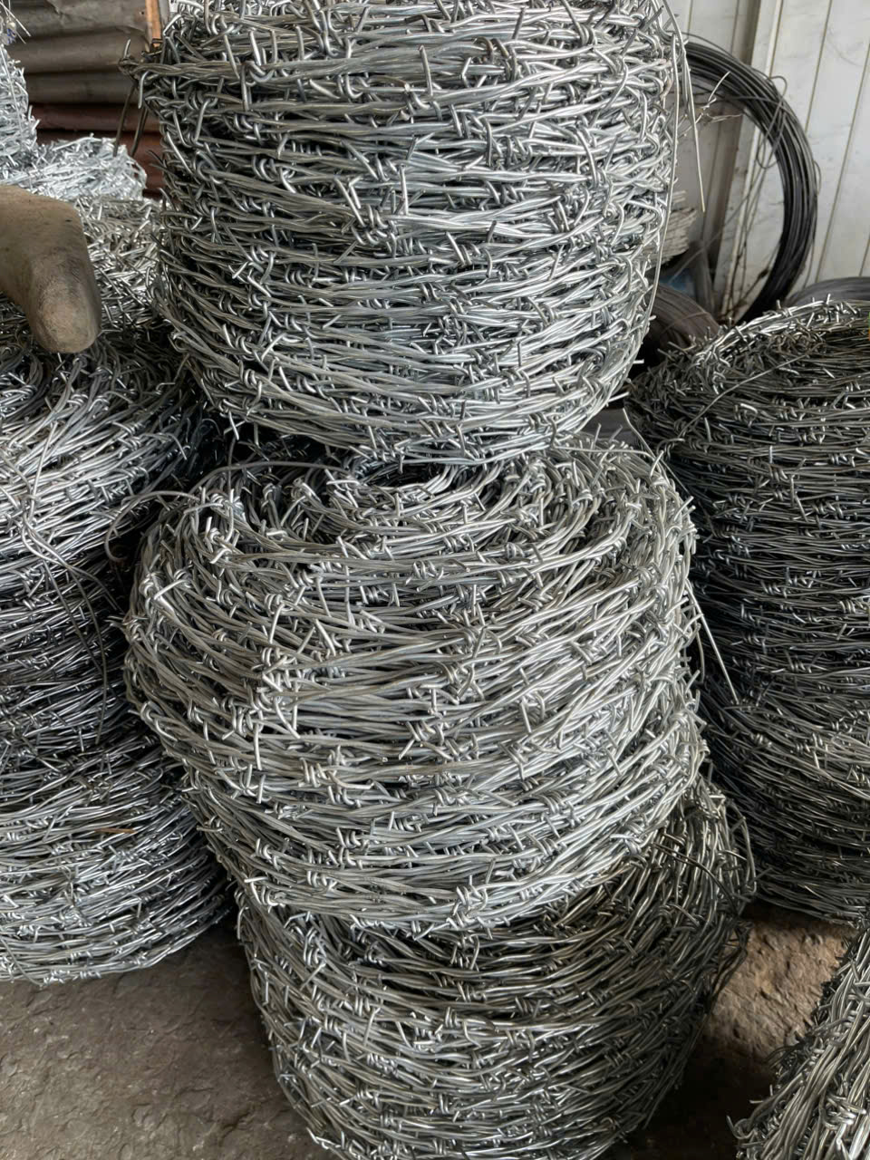 cuộn kẽm gai đinh chống trộm