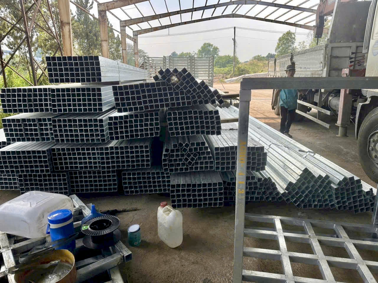 thép hộp vuông Hòa Phát 50x50x2.0 ly nhúng nóng kẽm giao hàng thực tế tại Tân Uyên