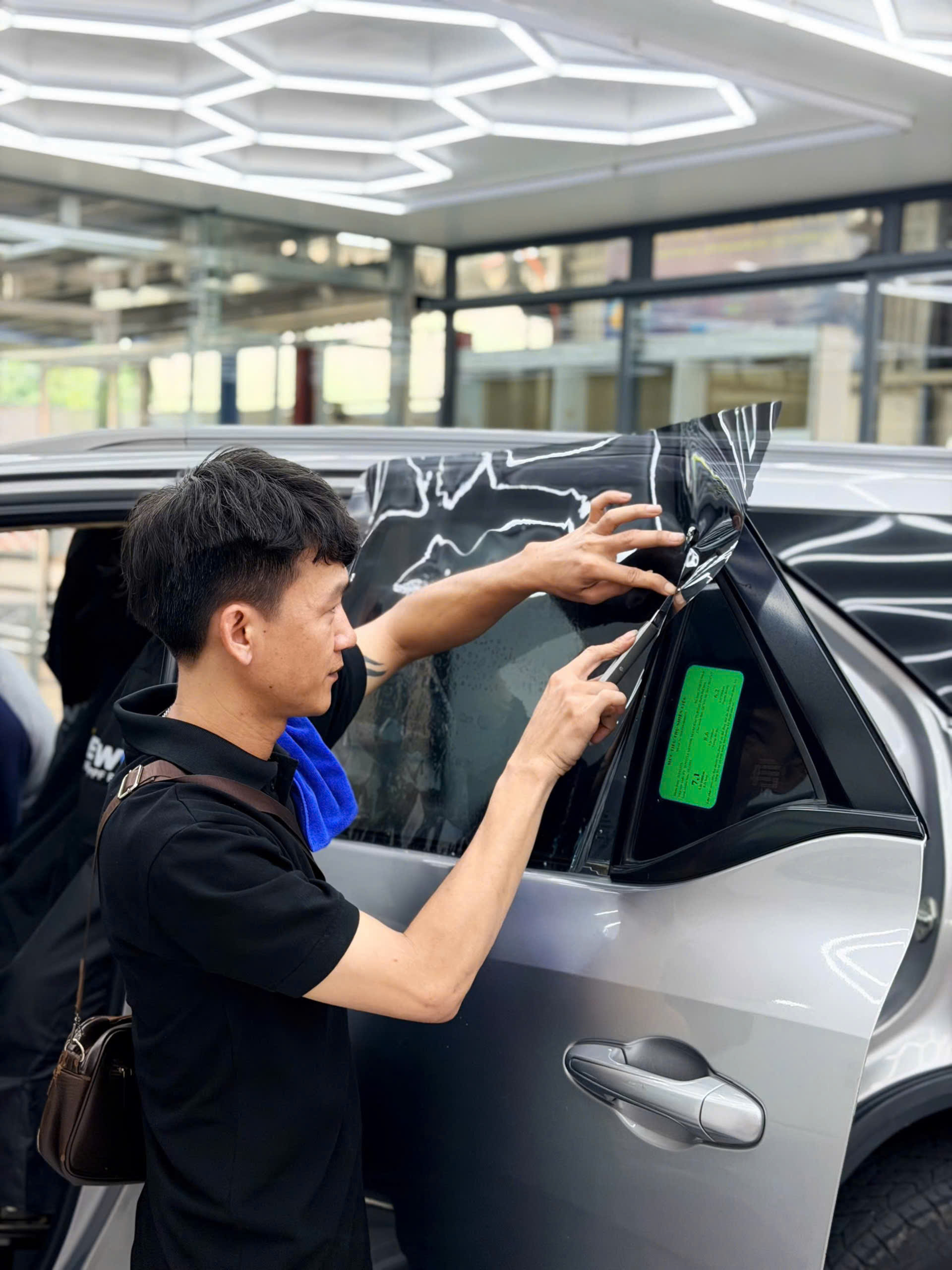 dán phim cách nhiệt ô tô uy tín tại TPHCM