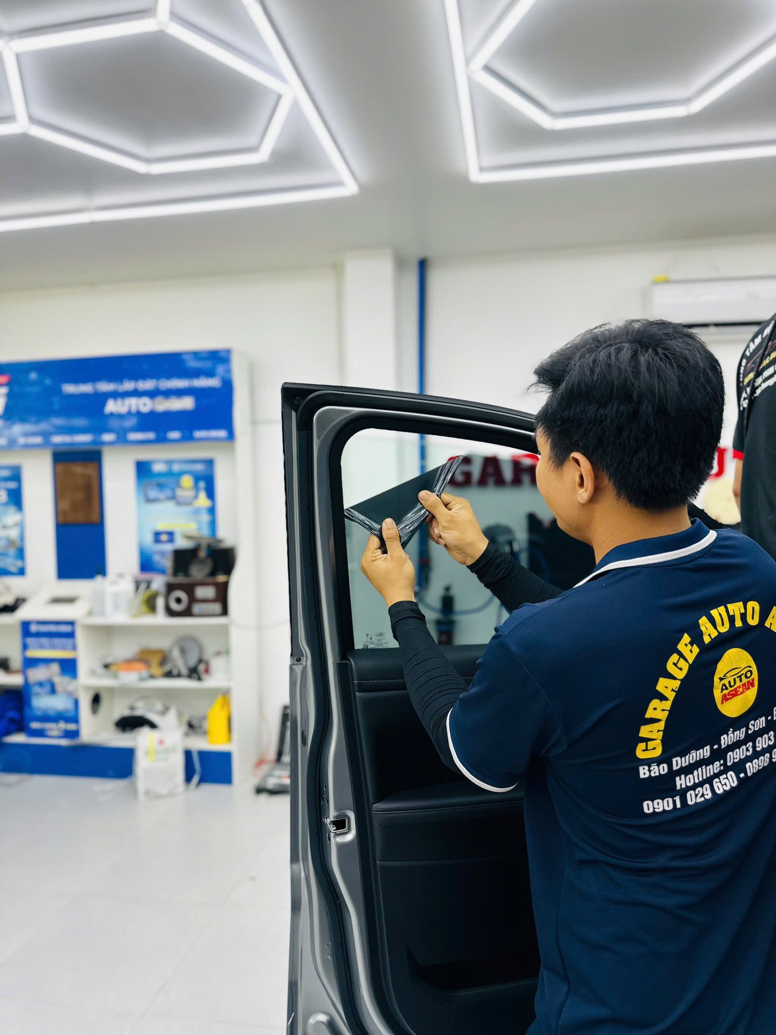 Dán film (phim) cách nhiệt ô tô chuyên nghiệp tại Bình Dương