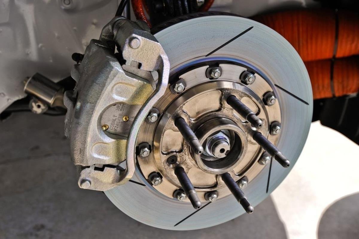 sửa chữa hệ thống phanh xe ô tô tại Bình Dương