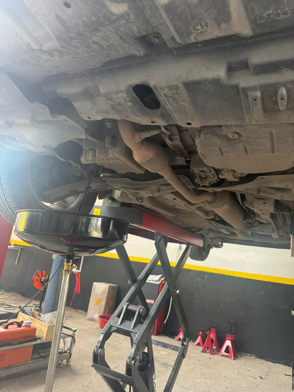 Dịch vụ thay dầu động cơ ô tô chính hãng tại TPHCM