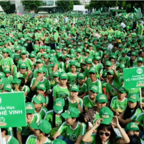 Áo thun cổ tròn màu xanh lá cây đặc trưng của Milo, viền cổ và tay màu trắng