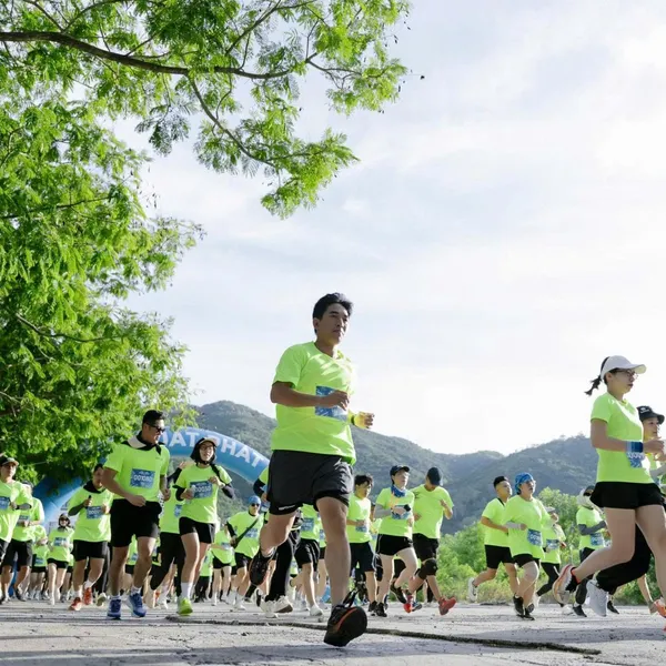 Áo thun sự kiện chạy bộ màu xanh neon (xanh dạ quang) cổ tròn