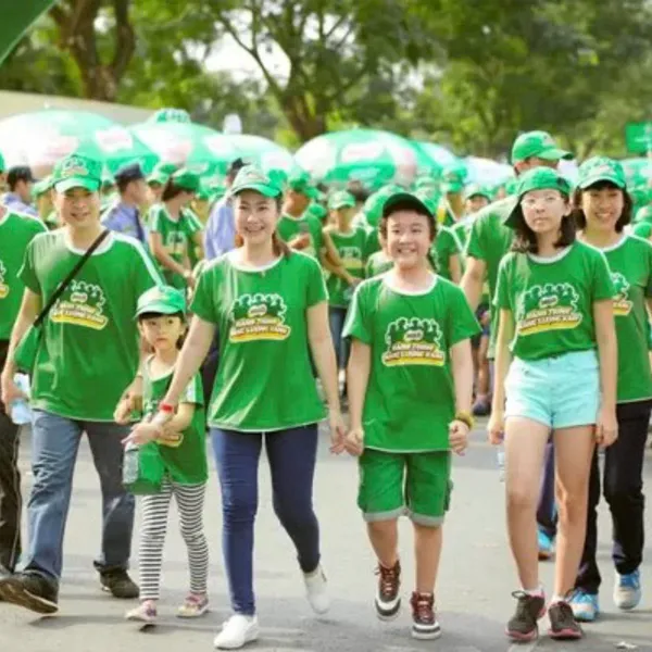 Áo thun cổ tròn màu xanh lá cây đặc trưng của Milo, viền cổ và tay màu trắng