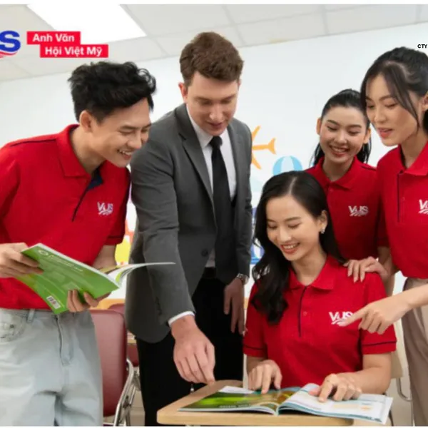 Áo thun đồng phục trung tâm Anh ngữ VUS màu đỏ