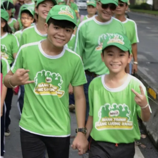 Áo thun cổ tròn màu xanh lá cây đặc trưng của Milo, viền cổ và tay màu trắng