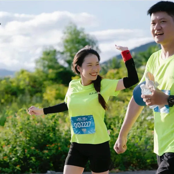 Áo thun sự kiện chạy bộ màu xanh neon (xanh dạ quang) cổ tròn