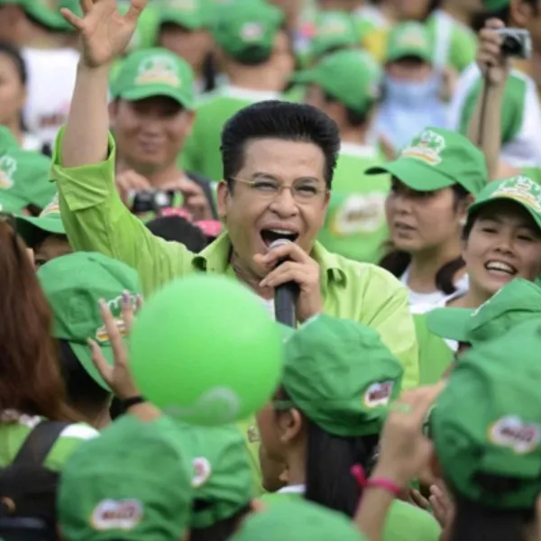 Áo thun cổ tròn màu xanh lá cây đặc trưng của Milo, viền cổ và tay màu trắng