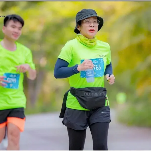 Áo thun sự kiện chạy bộ màu xanh neon (xanh dạ quang) cổ tròn