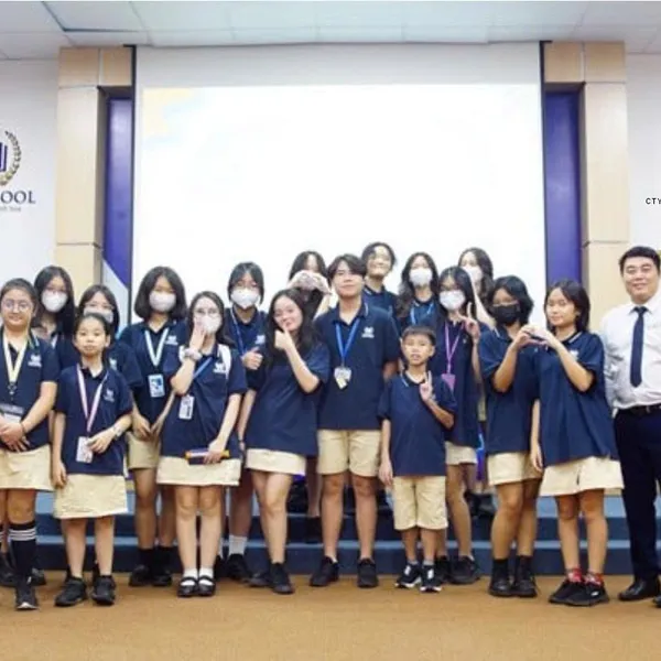 Bộ đồng phục học sinh Vinschool áo polo xanh đen phối quần be