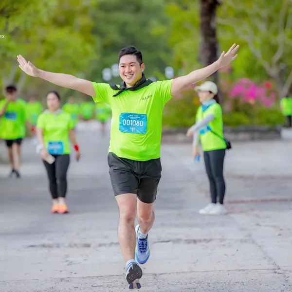 Áo thun sự kiện chạy bộ màu xanh neon (xanh dạ quang) cổ tròn