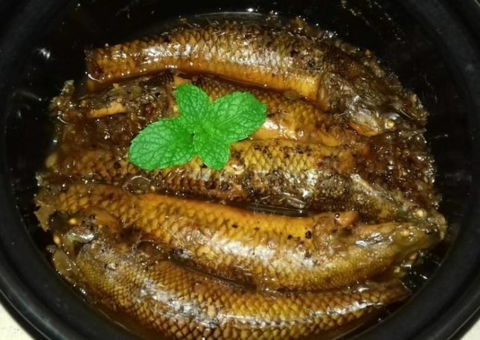 Cá bống kho với củ nén