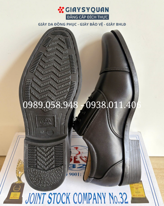 Đế cao su đúc nguyên khối có khả năng chống trơn trượt tốt