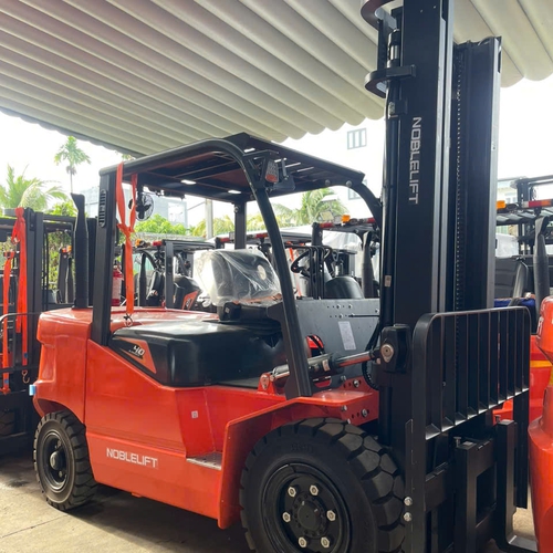 Xe nâng 4 tấn