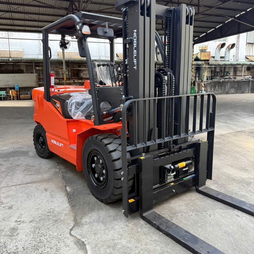 Xe nâng 5 tấn
