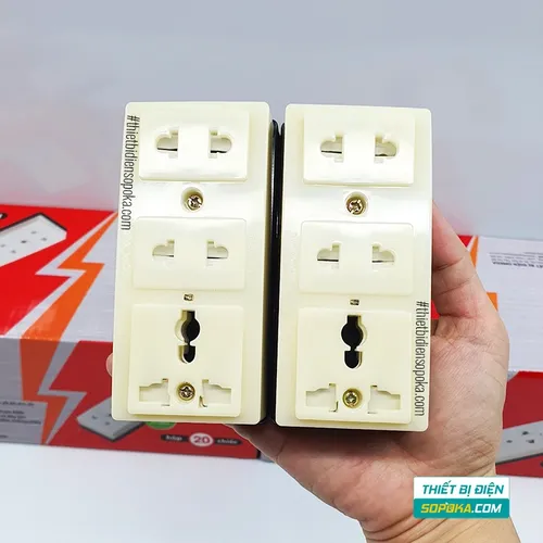 Ổ Cắm Điện Gắn Táp Lô 3 Lỗ Có Màn Che 2200W 10A T32N SOPOKA