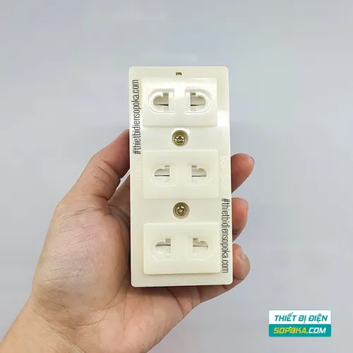 Ổ Cắm Điện 3 Lỗ Gắn Táp Lô Có Màn Che 2200W 10A T31N SOPOKA