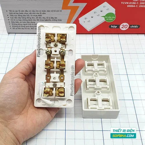 Ổ Cắm Điện 3 Lỗ Gắn Táp Lô Gắn Tường Có Nắp Che E14N SOPOKA