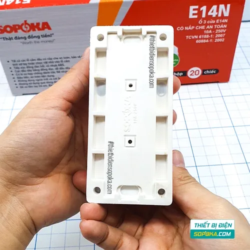 Ổ Cắm Điện 3 Lỗ Gắn Táp Lô Gắn Tường Có Nắp Che E14N SOPOKA