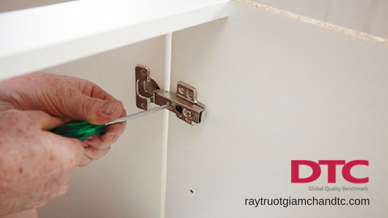 Hướng dẫn lắp đặt bản lề giảm chấn tủ bếp Hướng dẫn lắp đặt bản lề giảm chấn tủ bếp