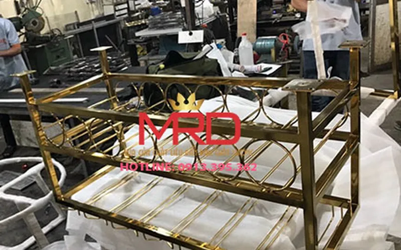 Gia công kệ treo ly quầy bar, giá treo ly rượu vang