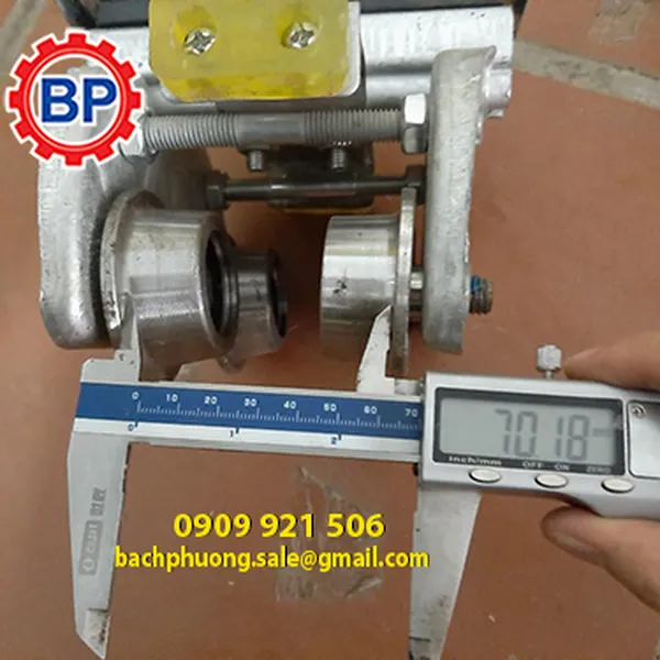 Con lăn treo cáp chạy dọc dầm I