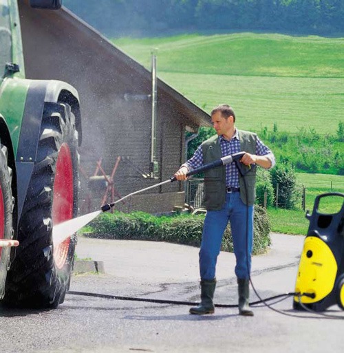 Máy rửa xe áp lực cao giúp bạn vệ sinh dụng cụ, máy móc công dụng của máy rửa xe 6