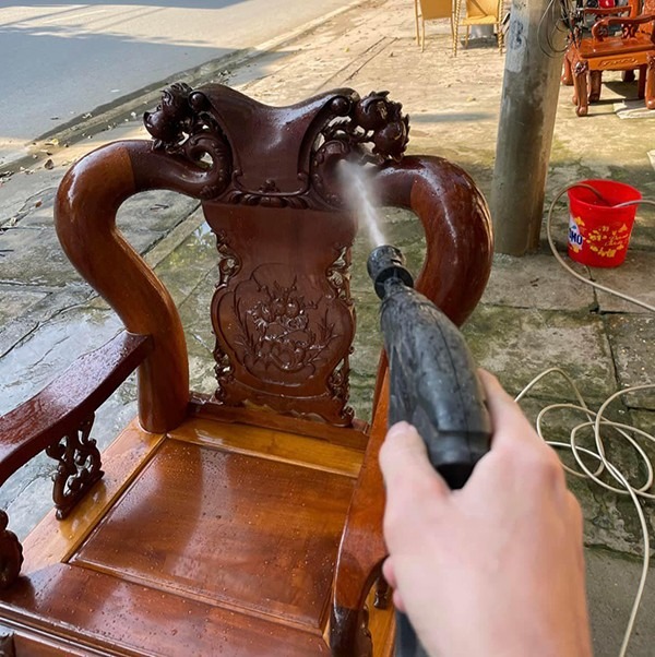 Máy rửa xe áp lực cao giúp bạn vệ sinh bàn ghế, đồ nội ngoại thất công dụng của máy rửa xe 4