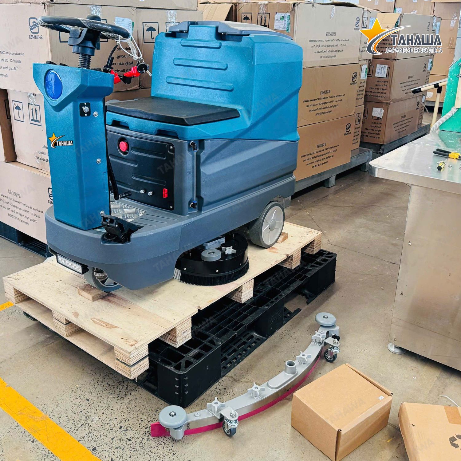 Máy chà sàn ngồi lái của Nhật Tahawa KF80T dùng bình Máy chà sàn ngồi lái của Nhật Tahawa KF80T dùng bình