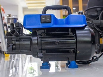 Nên chọn mua máy rửa xe gia đình loại nào tốt hiện nay?