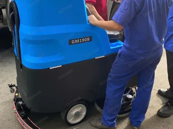 Khám phá sức mạnh vệ sinh của máy chà sàn ngồi lái là gì?