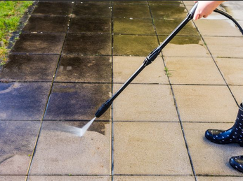 Máy Phun Áp Lực Có Gì Hơn Cách Vệ Sinh Truyền Thống?