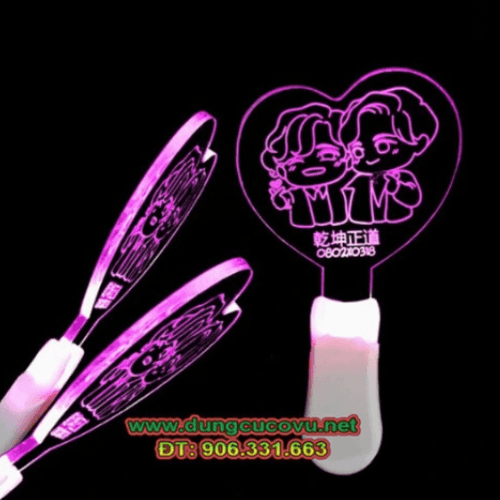 Bắt Trend Ngay:Ngoài yếu tố thẩm mỹ, xu hướng hiện nay còn chú trọng:  Độ nét khi in Khả năng xuyên sáng Chọn chất liệu phù hợp  Một thiết kế đẹp cần đảm bảo hiển thị tốt khi sản xuất thực tế. Xu Hướng Thiết Kế Light Stick 2D Kpop Kay Mới Nhất 2026