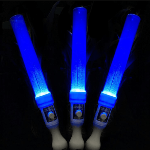 Gậy cổ vũ LED kim tuyến xanh dương: Phụ kiện “cháy” nhất concert khiến giới trẻ mê mẩn