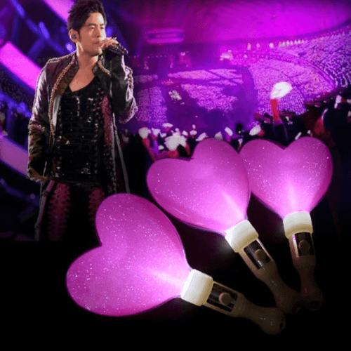 Gậy LED trái tim kim tuyến hồng: Phụ kiện “gây sốt” khiến giới trẻ mê mẩn tại concert
