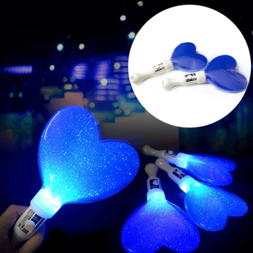 Gậy LED trái tim kim tuyến xanh dương: Phụ kiện “gây sốt” khiến giới trẻ mê mẩn tại mọi sự kiện