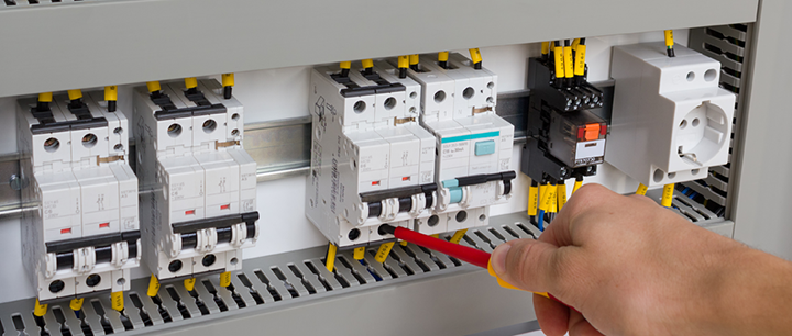 quy trình lắp đặt thang nâng hàng