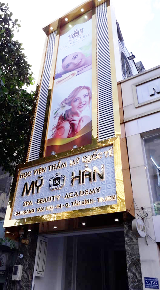 Bảng hiệu alu kết hợp decal in 3D – Tinh tế & sáng tạo Bảng hiệu alu kết hợp decal in 3D – Tinh tế & sáng tạo