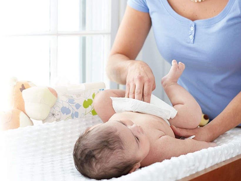 Rửa tay sạch trước khi bắt đầu vệ sinh vùng kín cho bé gái sơ sinh Rửa tay sạch trước khi bắt đầu vệ sinh vùng kín cho bé gái sơ sinh