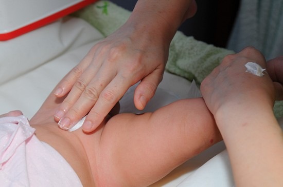 Vệ sinh 1-2 lần/ngày là đủ, kết hợp với việc thay tã thường xuyên và giữ vùng kín bé luôn khô thoáng. Vệ sinh 1-2 lần/ngày là đủ, kết hợp với việc thay tã thường xuyên và giữ vùng kín bé luôn khô thoáng.