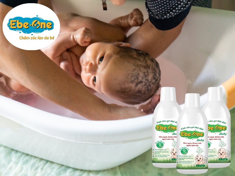 Nhiệt độ nước tắm thảo dược trị rôm sảy cho bé lý tưởng 36–38 °C, quá nóng sẽ làm rôm sảy lan rộng. Nhiệt độ nước tắm thảo dược trị rôm sảy cho bé lý tưởng 36–38 °C, quá nóng sẽ làm rôm sảy lan rộng.