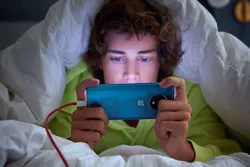 Tại sao điện thoại bị nóng và nhanh hết pin? Cách khắc phục