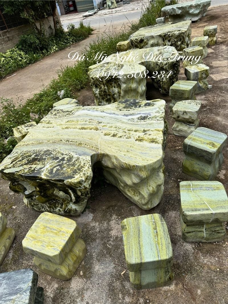 Bàn đá nguyên khối phù hợp bố trí tại sân vườn, tạo cảm giác gần gũi thiên nhiên bàn đá nguyên khối tự nhiên đặt trong không gian sân vườn ngoài trời